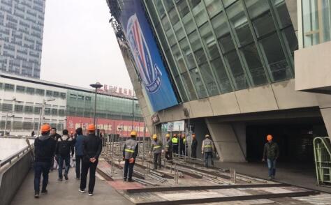 一宗跨国要案难住喷鼻港警方，在一次高层奥秘会议上，曹探长（曹德发 饰）接管部属建议，决议派非警方职员盗走日本黑帮犯法份子的宝贵钻石。他按例找到五福星老同伴，但终究只有鹧鸪菜（洪金宝 饰）赞成接办。颠末一番挑选，他们从警局内部又找到4个不着调的警察，别离是：狗王伦（谭咏麟 饰）、肥豹（郑则士 饰）、Rambo（刘德华 饰）、Band友（陈友 饰）和力保健（楼南光 饰）。这几小我的弄笑和脱线本事比起五福星来有强不差，闹出更多的笑话。为了在短时间内将他们练习有素，曹探长还专门派出性感迷人且身怀特技的女差人一品喷鼻担负锻练，只是这群色迷迷、只想着占廉价的家伙终究可否成功完成使命呢？